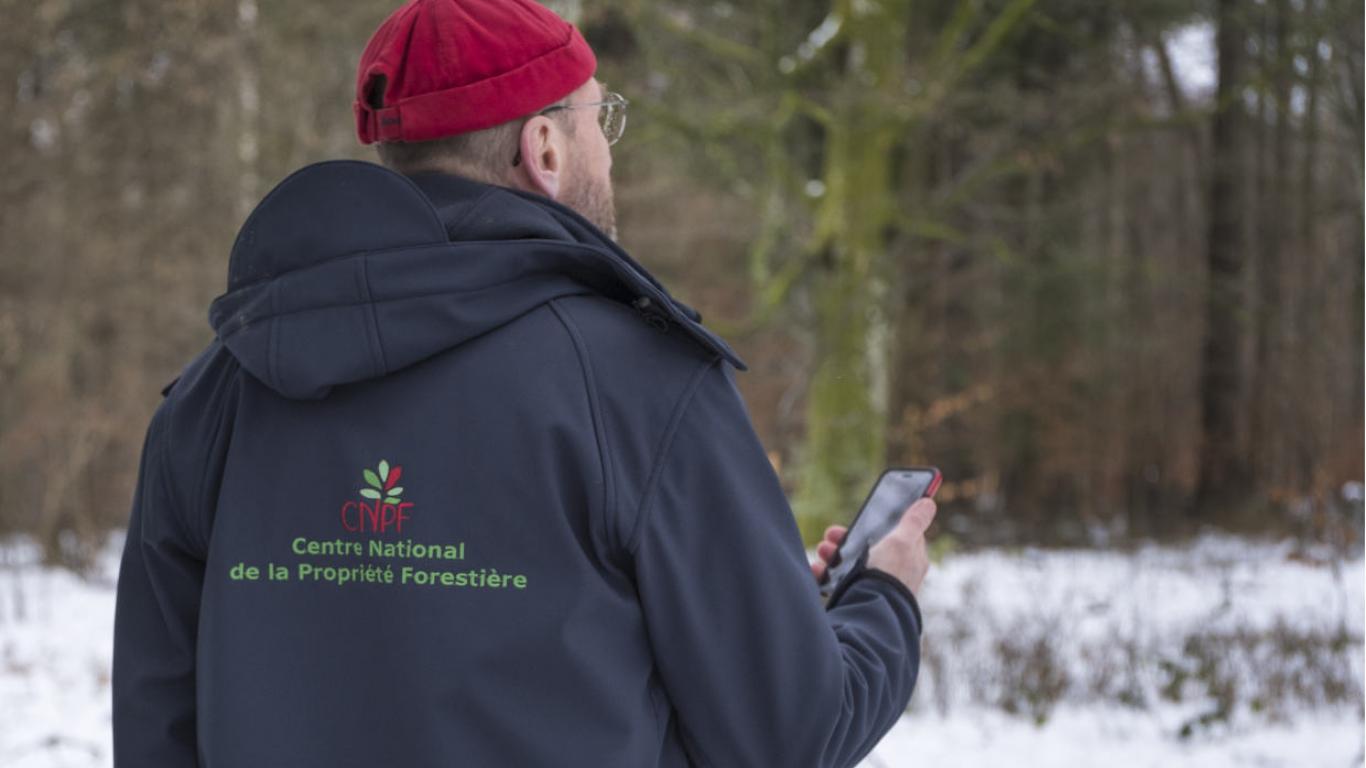 Personnel du CRPF réalisant des relevés en forêt